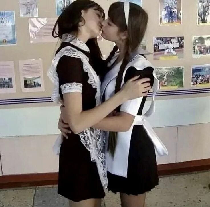 Лижу однокласснице в школе. Выпускницы. современные старшеклассницы. девушки в школе. школьные подруги.