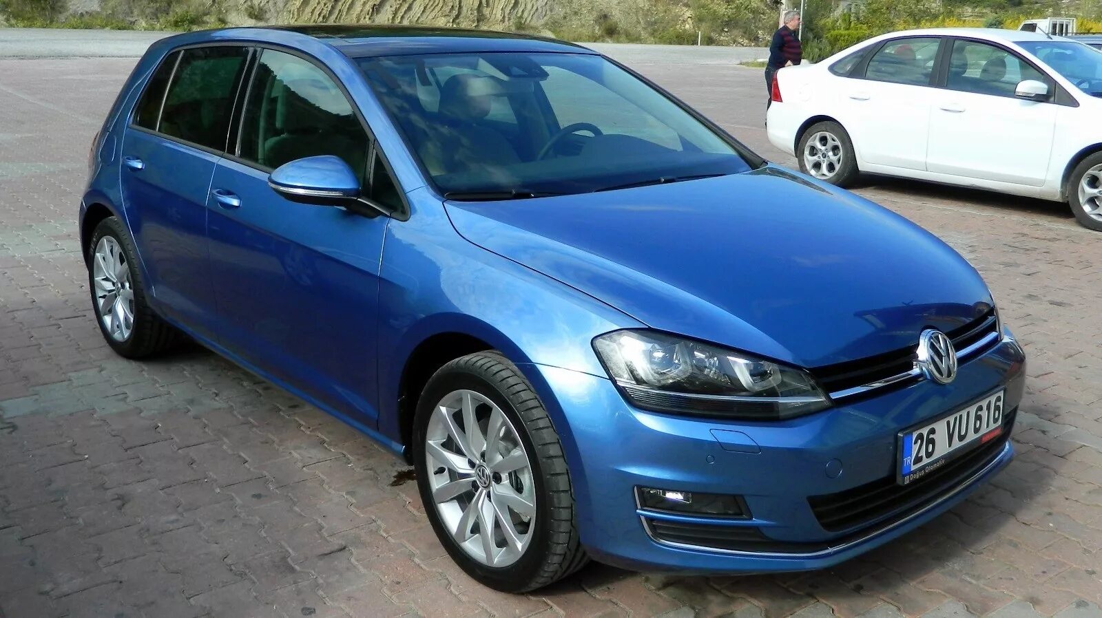 Volkswagen синий. VW Golf 7. Фольксваген гольф 7 синий. Volkswagen Golf VII синяя. VW Golf 7 голубой.