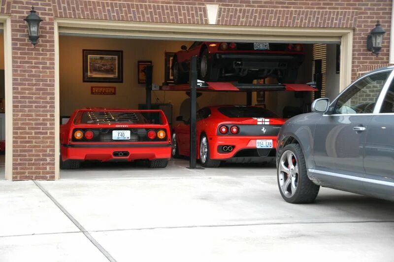Маленькие машины в гараже. Машина в гараже. Машина из гаража. Крутой гараж. Гараж с тачками.