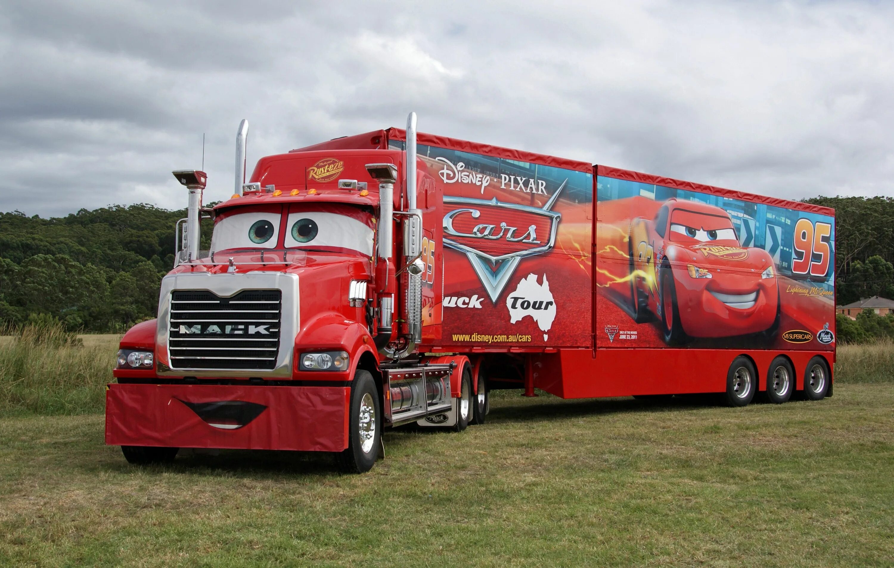 Трак тачки. Тягач Мак Маккуин. Cars Mack грузовик. Mack Truck Тачки. Дисней машина Маккуин трак.