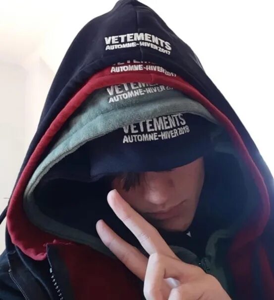 Vetements капюшон. Бирка на капюшоне. Ветмо. Бирка на капюшоне ветмо худи. Ветмо hello