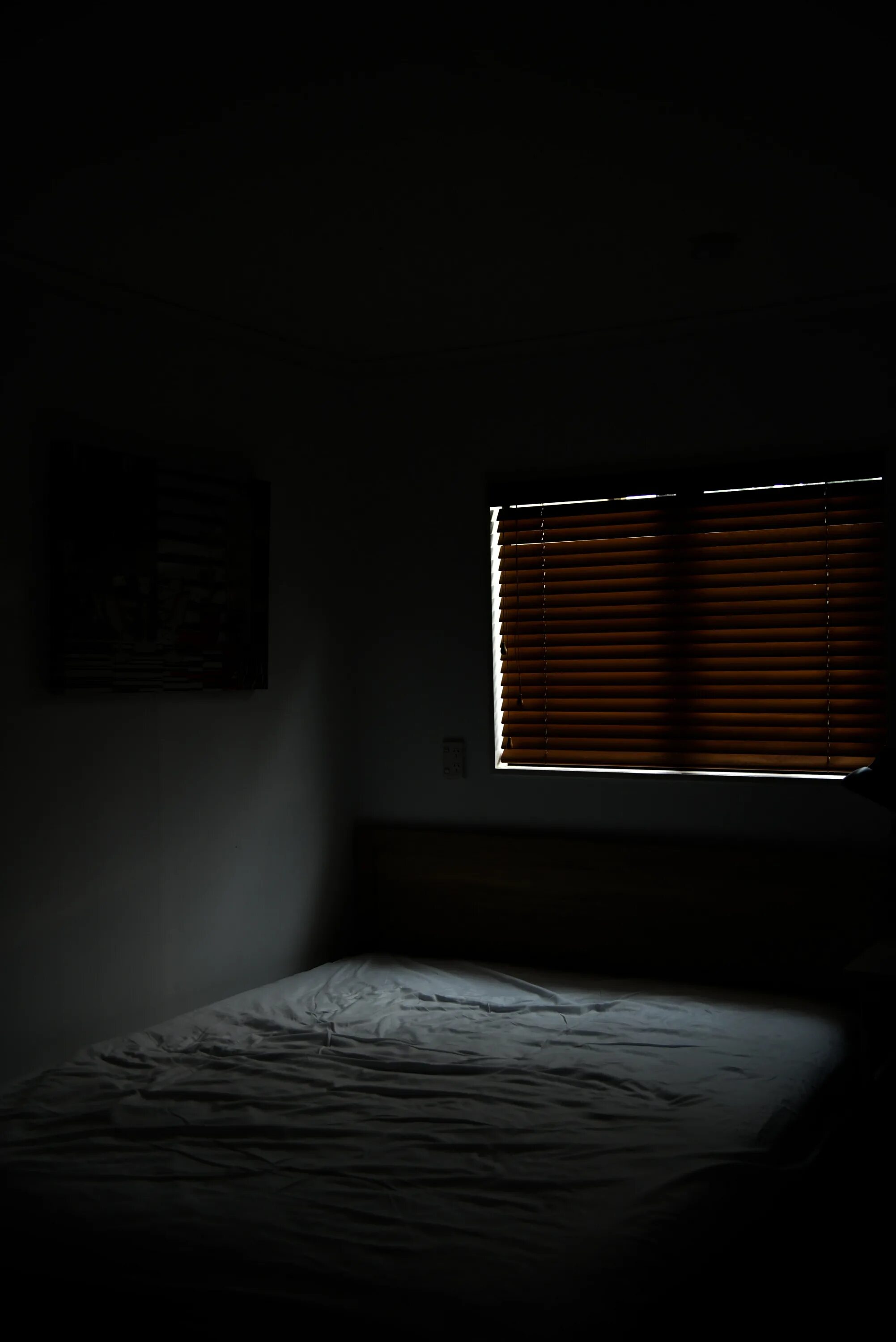 Темная комната. Кровать ночью. В комнате темно. Тесная комната с крлватью. Темная комната читать