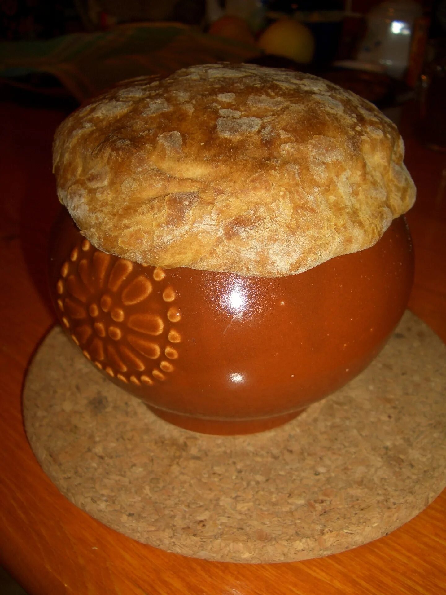 жаркое в горшочке с тестом. горшочки с хлебной крышечкой. чанахи по гуцульски. горшочек с крышкой из теста. щи в горшочке в духовке.