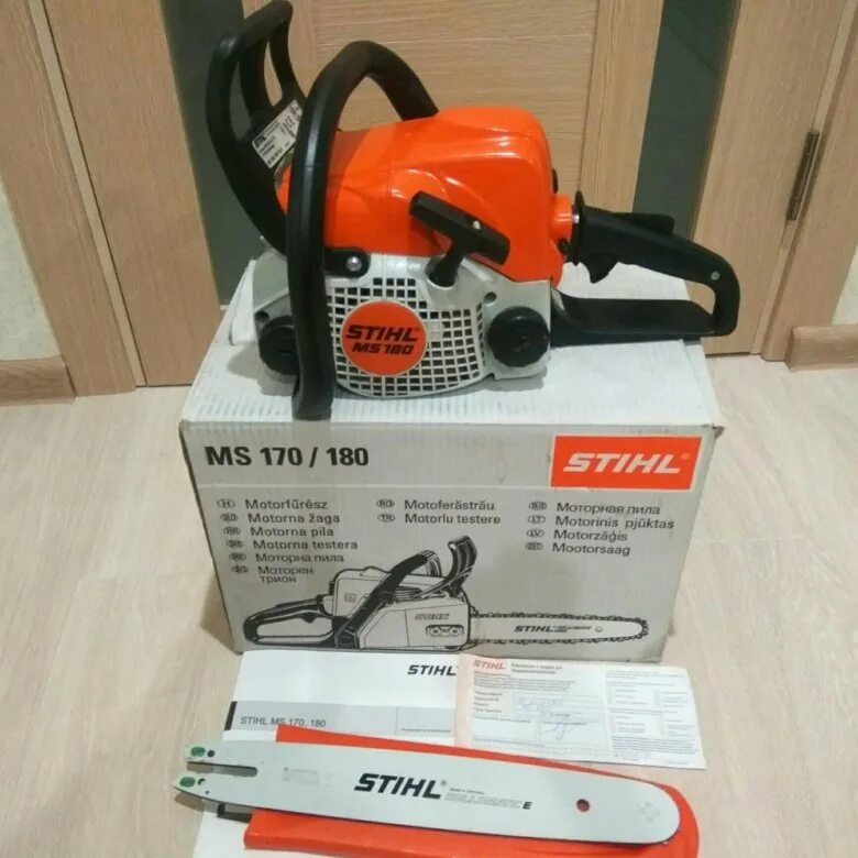 Штиль 180 как отличить. MS 180. Stihl 180. Stihl 180 бензопила заливать масло. Штиль 180 бензопила маслоканалы.