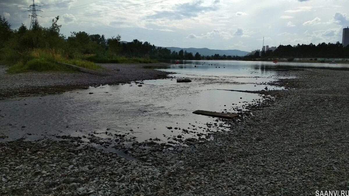 В какой водоем пересыхает енисей. Енисей обмелел 2025. обмеление енисея 2025. река енисей. обмелевший енисей 2025 водохранилище.