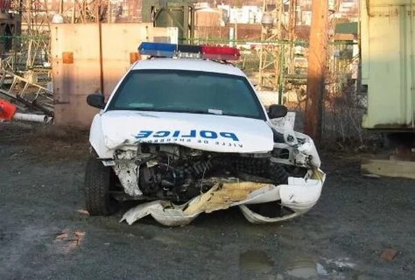 Полицейский разбивает машину. Разбитая машина полиции. Разбитая Полицейская машина.
