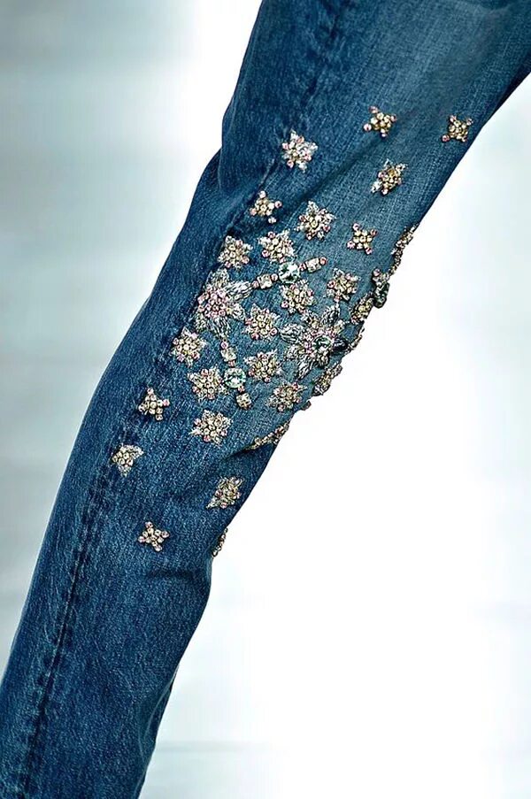 Джинсы с вышивкой. Украсить джинсы стразами. Расшитые джинсы. Джинсы со стразами. Как украсить джинсы