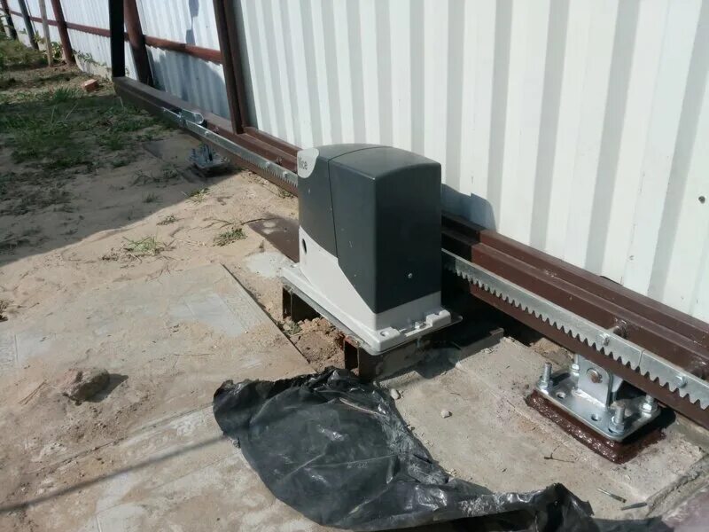 Установка автоматических откатных ворот. Откатные ворота бастион pi 130. sts-600 привод для откатных. откатные ворота nice 400. автоматика для откатных ворот nice.