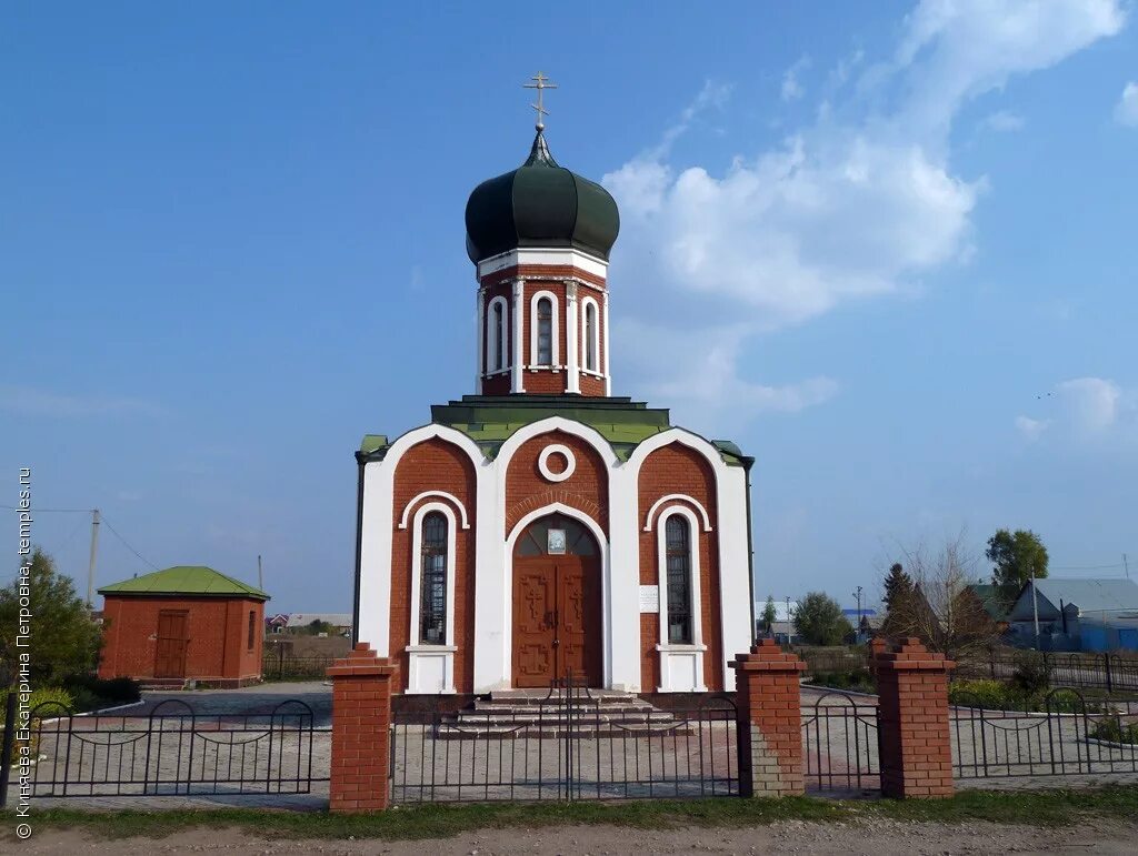 Поселок Безенчук Самарской области. Пгт Безенчук Безенчукский район Самарская область. Достопримечательность Церковь Безенчук Безенчукского района. Пантелеймоновская Церковь Безенчук.