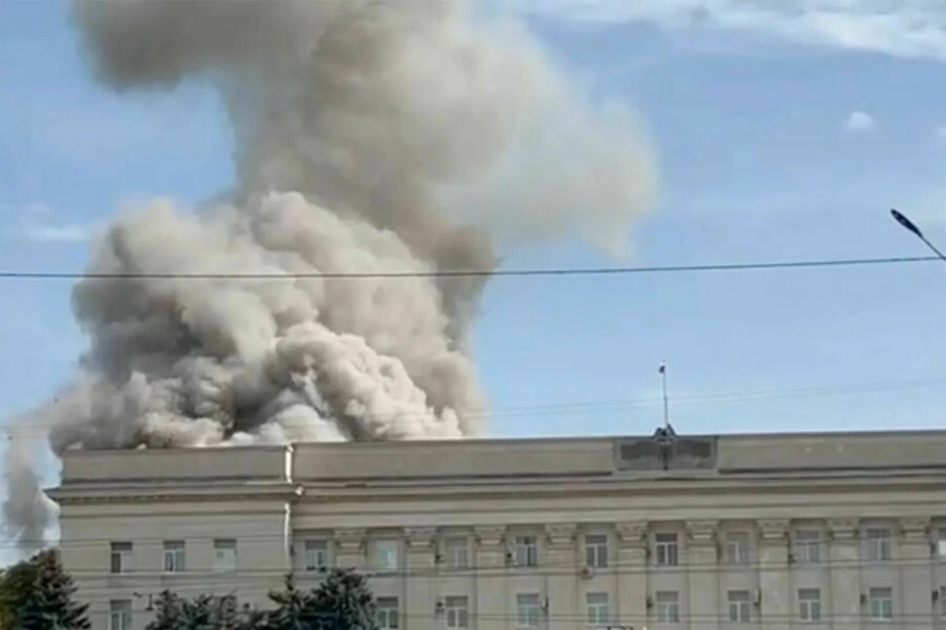 Взрыв здания. Здание горит. Взрыв в Херсоне.