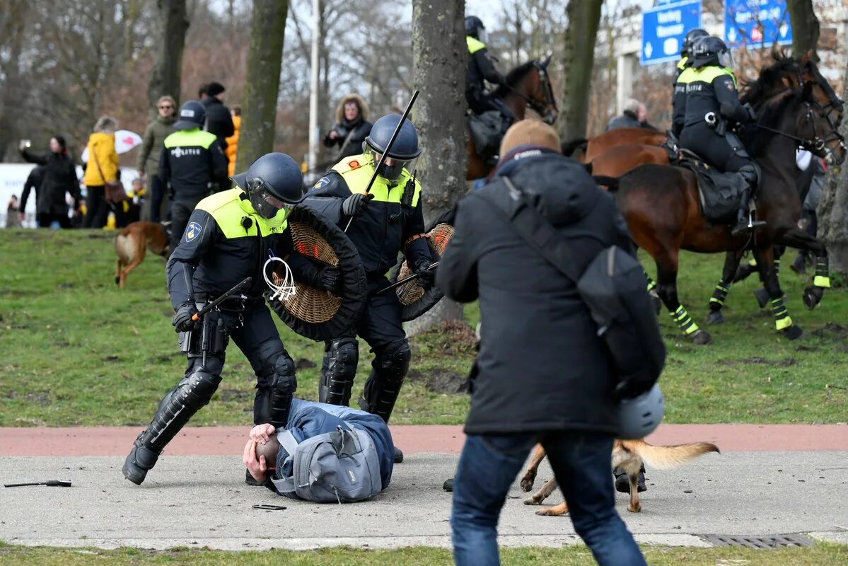 Разгон протестующих в Нидерландах. Полиция Нидерландов разгоняет митинг. Разгон демонстрантов вснидерландах. Полиция разгоняет демонстрантов. Арест гааги