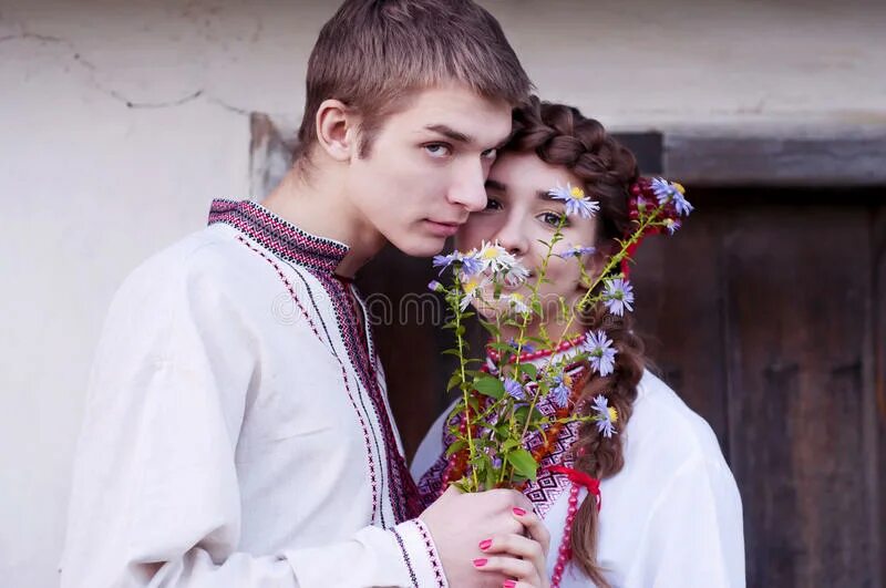 Украинский национальный костюм мужской. Молодые украинцы. Молодой украинец. Красивый парень в вышиванке. Молодая украинская пара.