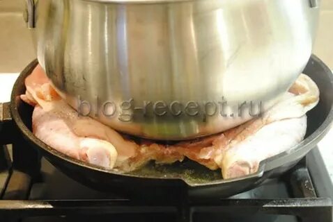 Цыплята табака на сковороде под прессом