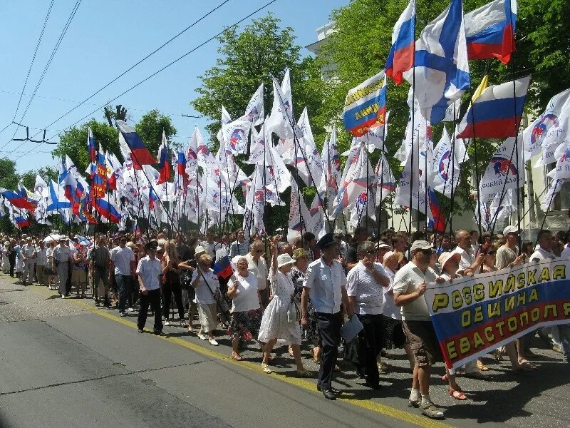 Единый день крыма. День России шествие. Праздничное шествие на день города. Крым единство. Шествие с российскими флагами.