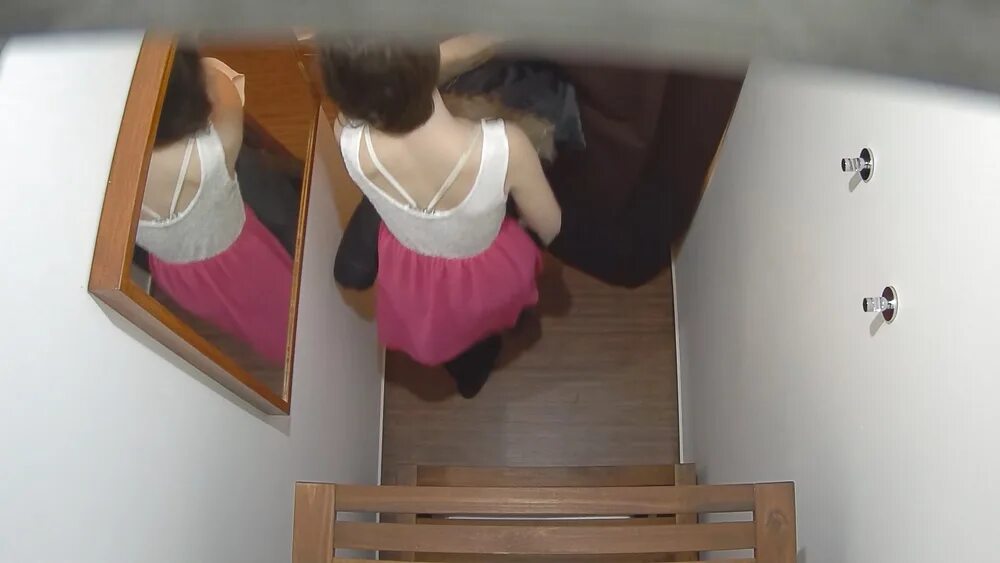 Массаж русский секретно камера. Камера в массажном кабинете. Скрытые камеры в массажных салонах. Массажистки в массажном кабинете. Японский массаж секретная.