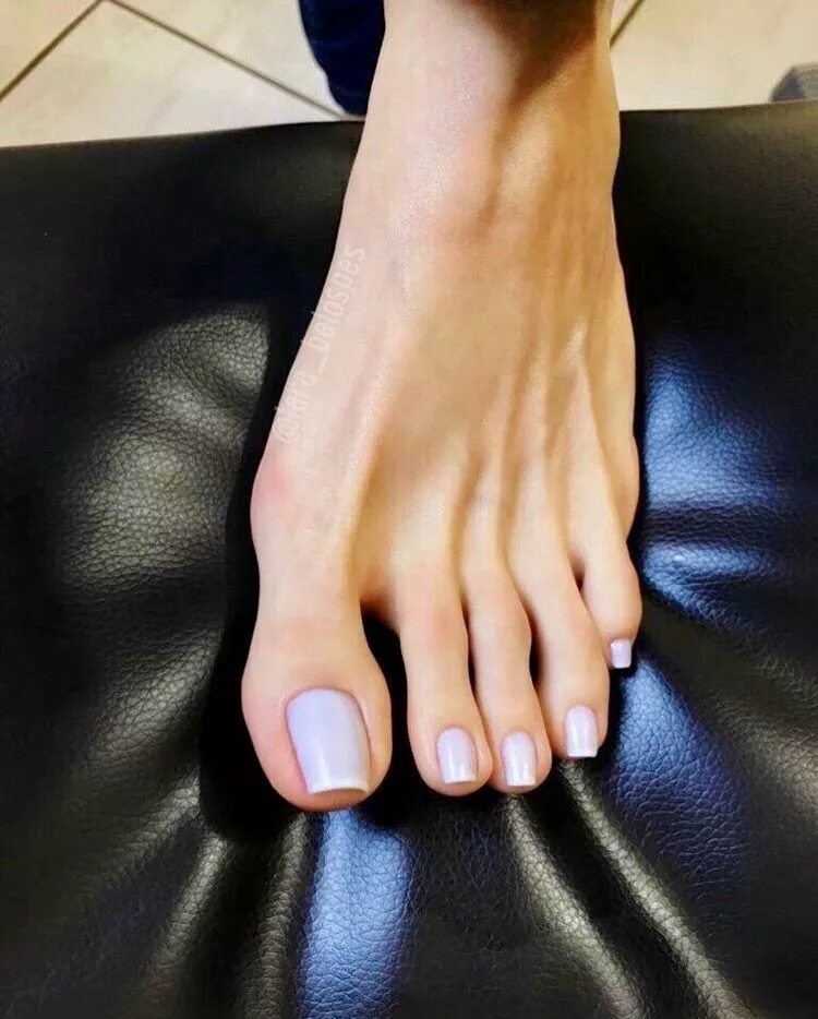 Удлиненный педикюр. Long red toenails. Ногти на ногах. Lady nails. Sara longtoenails.