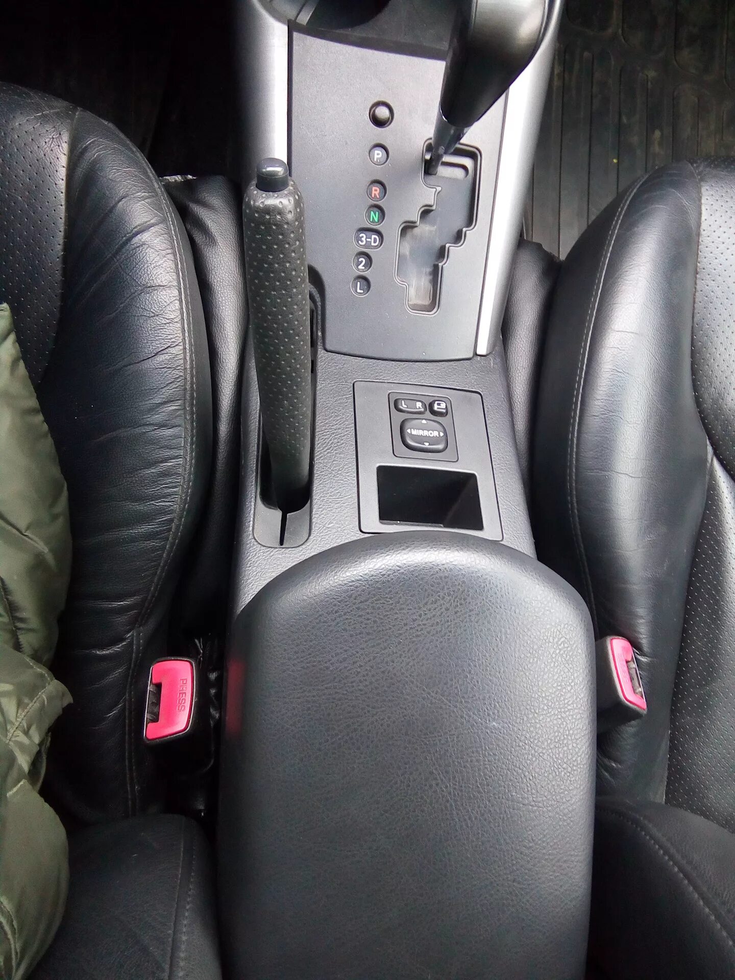 Подлокотник на рав 4 1 поколения. Подлокотник рав 4. Подлокотник toyota rav4 sxa10. Кронштейн подлокотника toyota rav4 2019. Подлокотник рав4 2013.