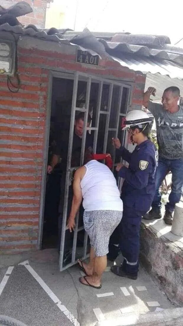 Застряла в стиралке а ее оттрахали. Соседка на балконе. Подглядывание через окно. Застряла в окошке. Человек застрял в качели.