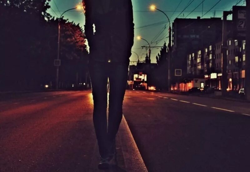 девушка и ночь. девушка на темной улице. парень ночью без лица. девочка на улице ночью. девушка ночью на улице без лица.