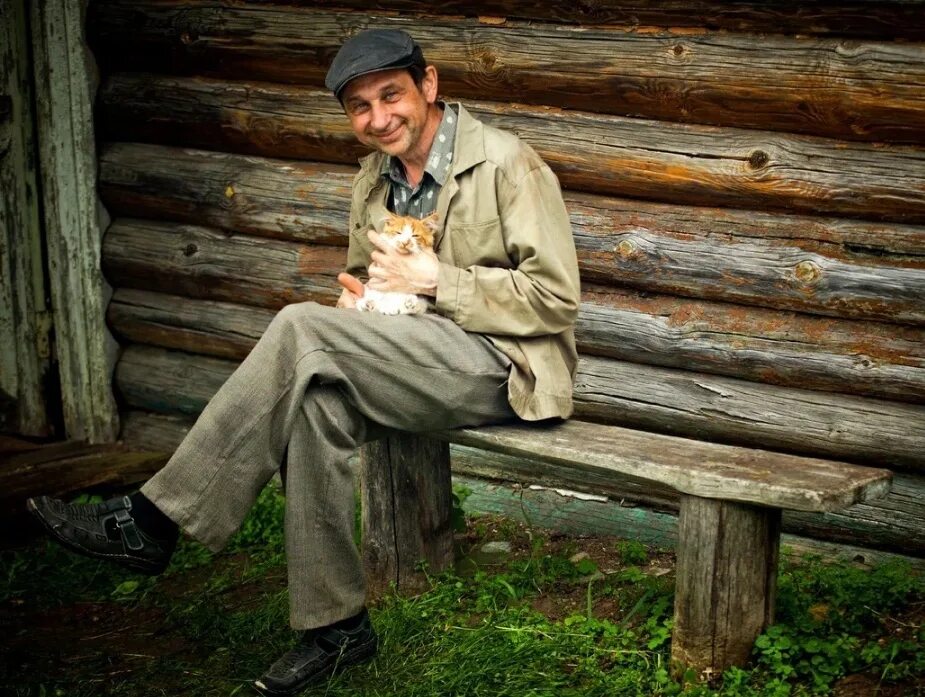 Городской человек в деревне. Деревенские жители. Деревенские люди. Люди из деревни. Деревенский парень.