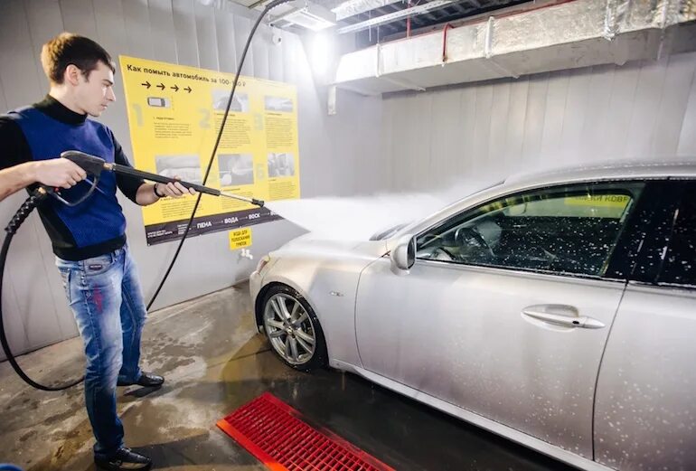 Мойщик машин. Karcher мойка для машины. Наружная мойка авто. Машинка автомойка. Машинка автомойка.