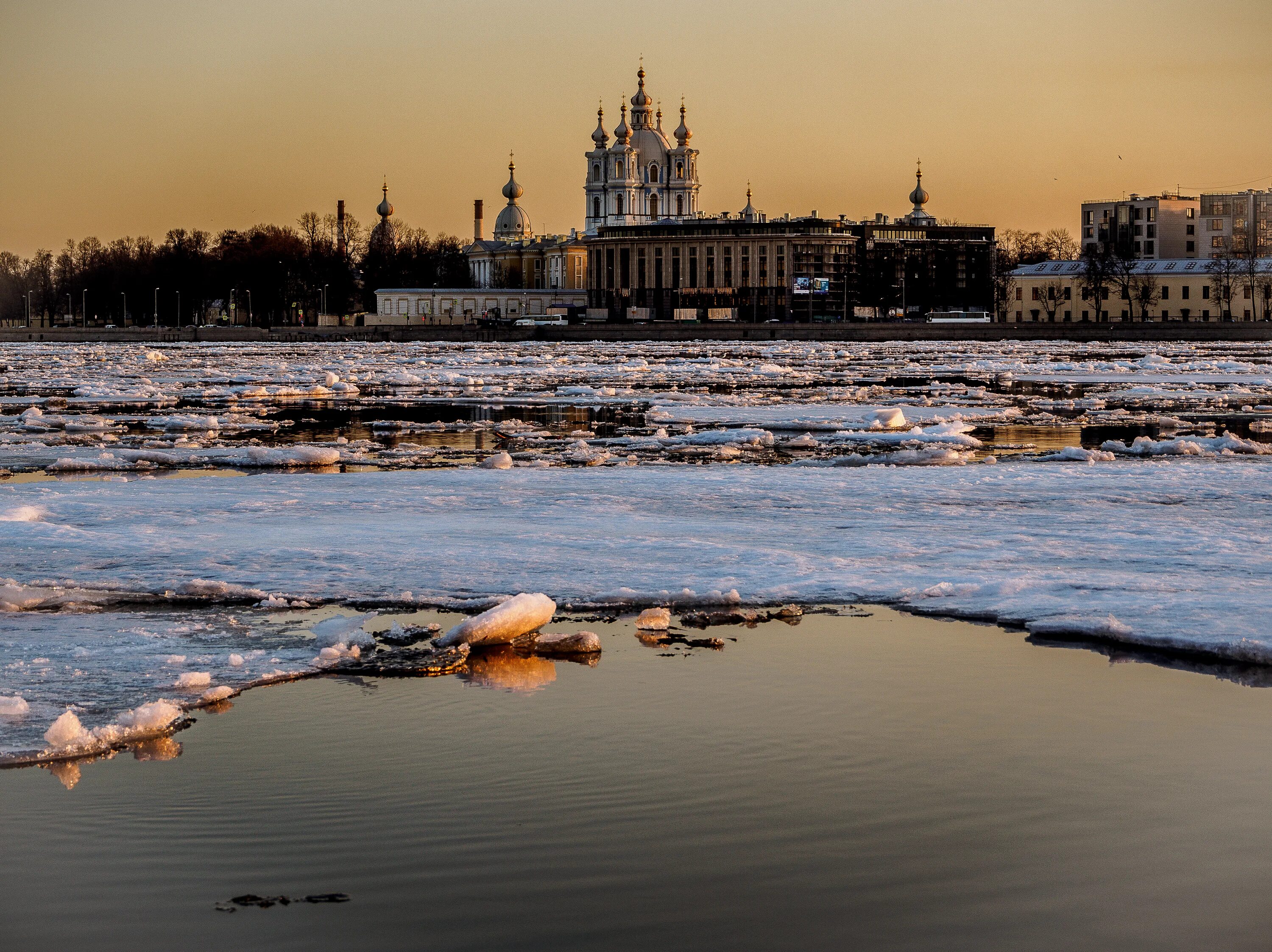 Санкт-Петербург ледоход. Ледоход на реке Неве. Весенний ледоход на Неве. Ледоход в москве