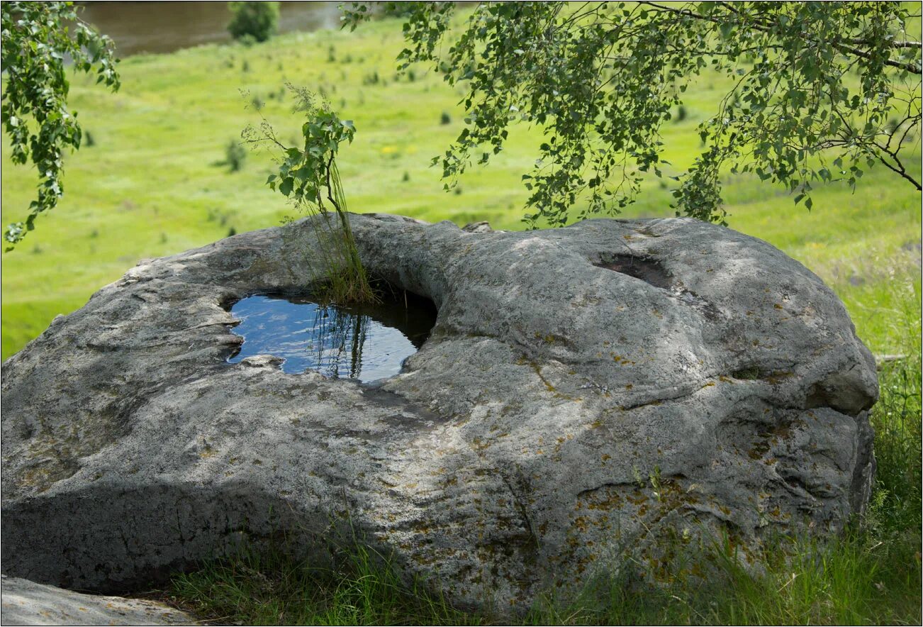 Камни деревня Красногорье. Красногорье Тульская область. Маленькое озерцо с каменным бережком.