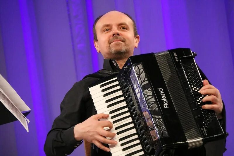 Оркестр в большом зале. Театр одного актера. Ирина крутова исполнительница романсов. Крутова певица. Swans фото группы.