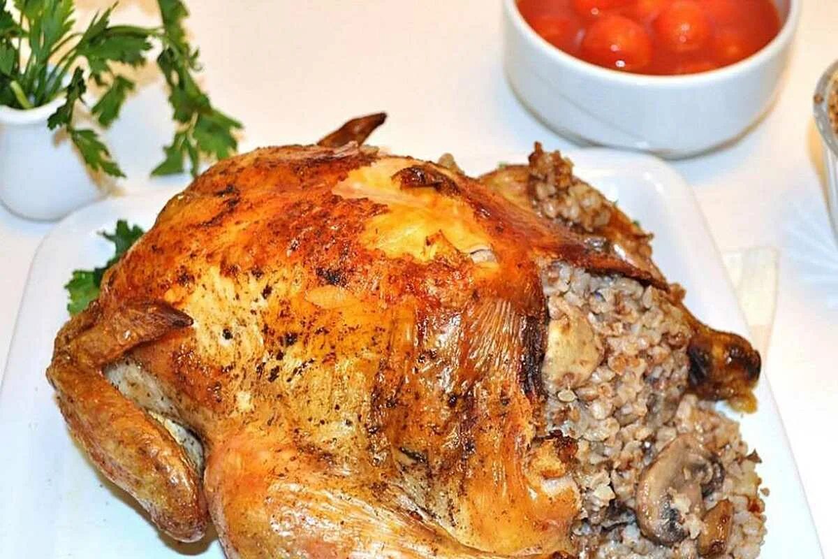 Курица фаршированная гречкой в духовке. Курица запеченная с гречкой. Курица в духовке целиком с гречкой. Рецепт курицы фаршированной гречкой. Курица фаршированная гречкой в духовке.
