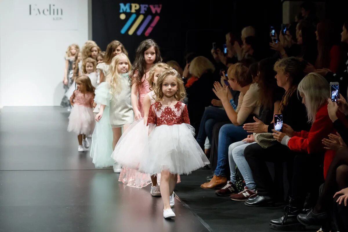 Показ мод дети. Модный показ дети. Неделя моды в Москве дети. Детский показ мод Москва.