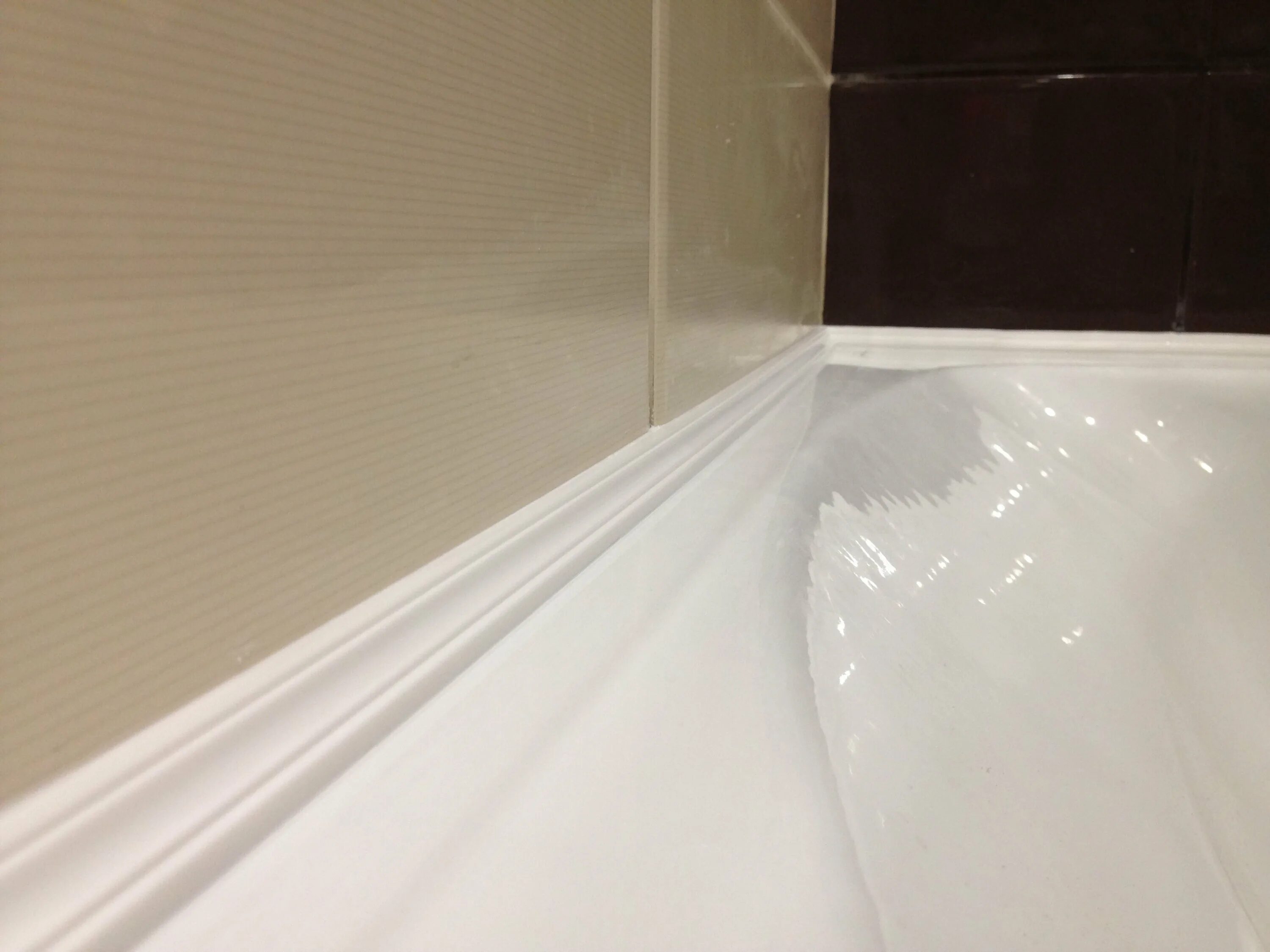 Бордюр акриловый bnv суперплинтус. Плинтус под ванную. Плинтус fl1 дюрополимер. Кафельный плинтус для ванной. Акриловый плинтус бордюр для ванной bnv.