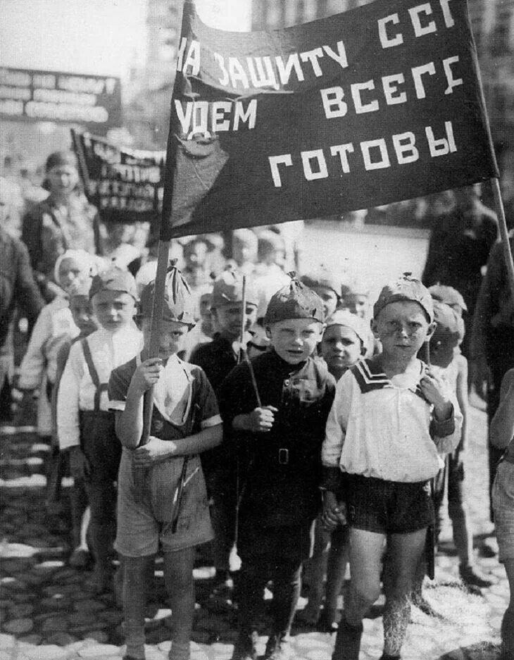 Демонстрации в СССР. Демонстрация 1 мая в СССР. Советские дети на демонстрации. Первомай в советские годы.