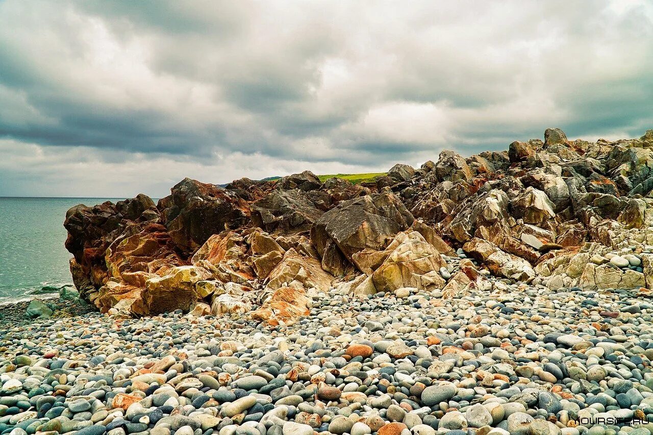 Анапа каменный берег. Галечный пляж Анапа камни. Черное море галечный берег. Скалистый берег Анапа.