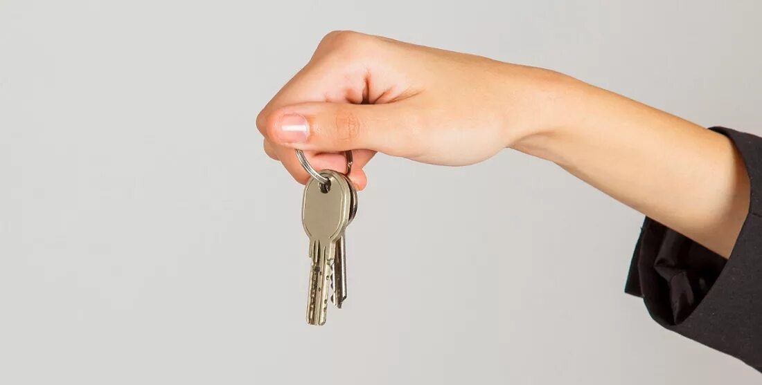 Рука с ключами. Ключ ладонь. Ключи от квартиры в руке. Рука с ключами. Ключи от квартиры в руке.