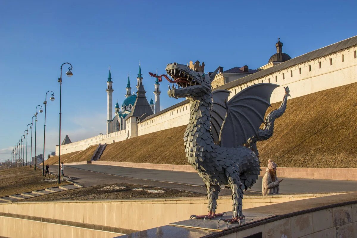 Дракон зилант. Казанский Кремль Зилант. Дракон Зилант Казань. Зилант Казань памятник. Казанский дракон Зилант Легенда.