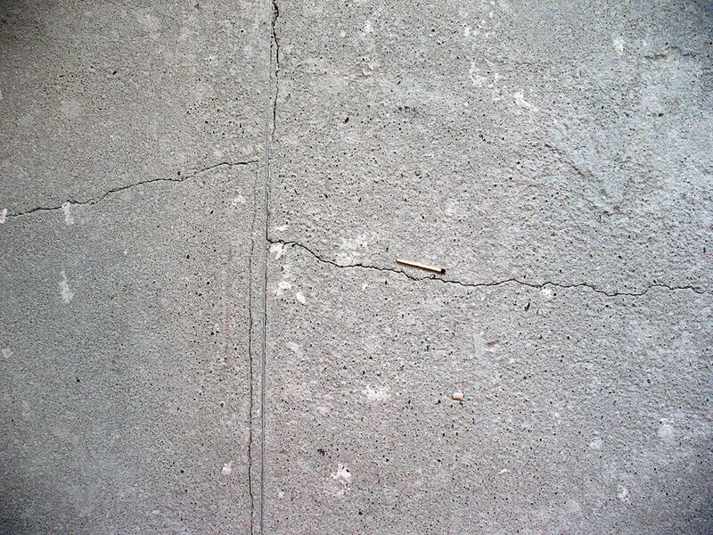 Дефект трещина. Дефекты железобетонных стен. Трещины в бетоне. Растрескивание защитного слоя бетона. Микротрещины в бетоне.