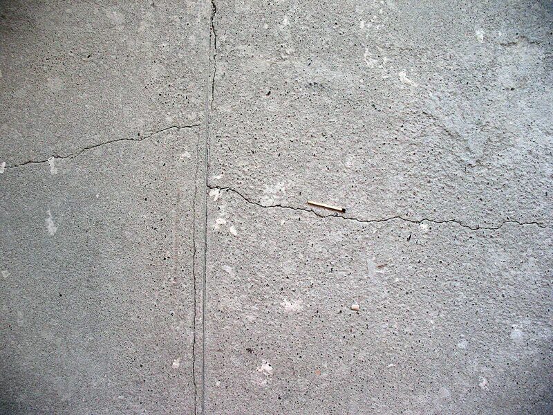 Рентген перелома лучевой кости руки. Рентген малоберцовой кости голени. Где в горле находятся голосовые связки у человека. Как выглядит щель. Микротрещины в бетоне.