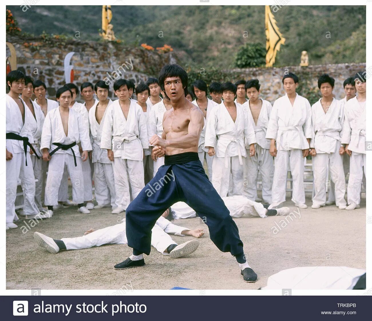 Каратист против бандитов. Bruce Lee enter the Dragon. Брюс ли каратэ. Брюс ли каратист. Остров дракона Джеки Чан.