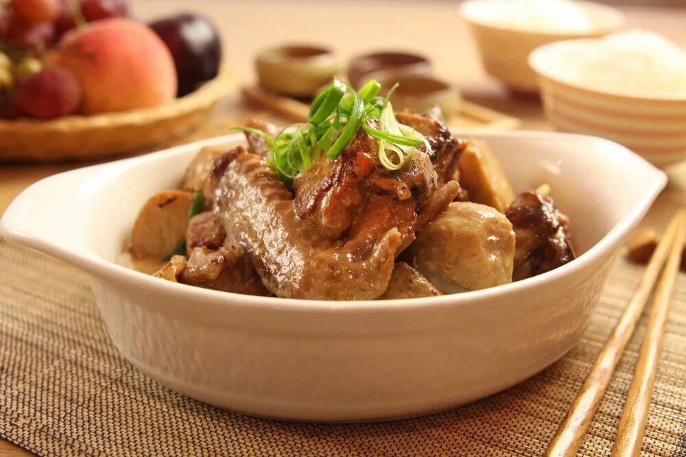 Подача дичи. Блюда из тушеного мяса. блюда из тушеной птицы. утка тушеная. тушёные блюда из дичи.