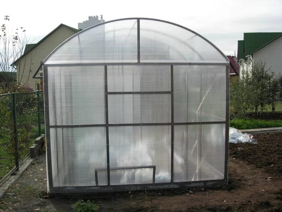 Теплицы горно алтайск. Теплица из поликарбоната 3х10. Парник Greenhouse т-21. Парник из профильной трубы 20х40. Теплица 2/1.5 из металлопрофиля.