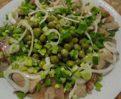 Зеленый горошек с луком и маслом