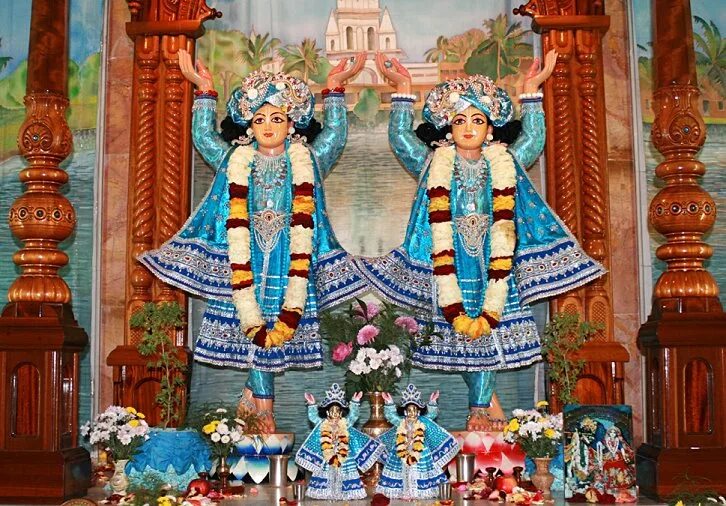 Ганеша статуя индия. Господь чайтанья маяпур. Панча таттва божества. Статуя шивы в индии. Алтарь лакшми.