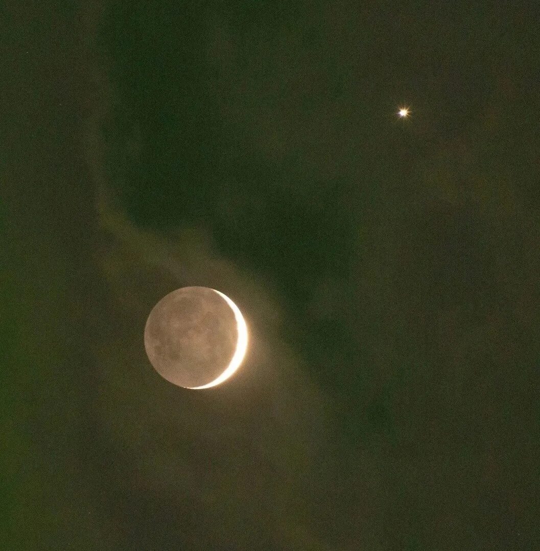 Соединение Луны Венеры и Юпитера. Фотографии Луны. Две Луны.
