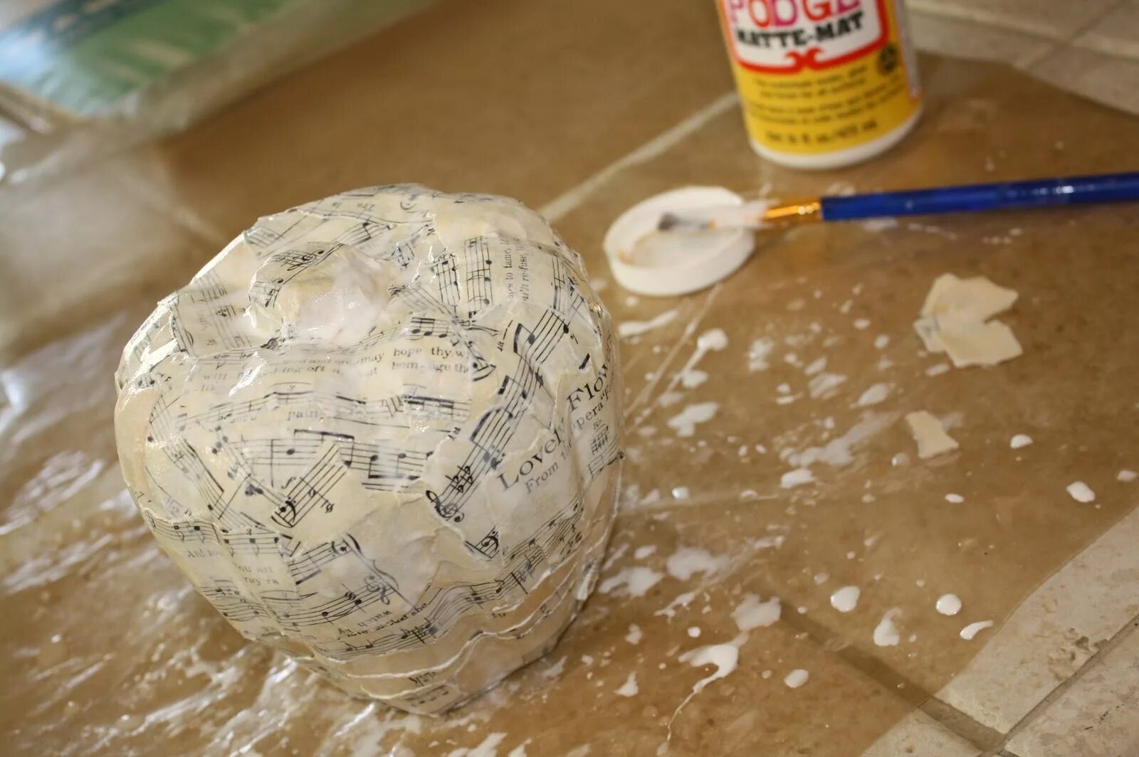 Игрушки в технике папье маше. Как сделать папье маше без клея. Клейстер для папье-маше. Как сделать папье маше без клея. Поделки папье-маше своими руками.