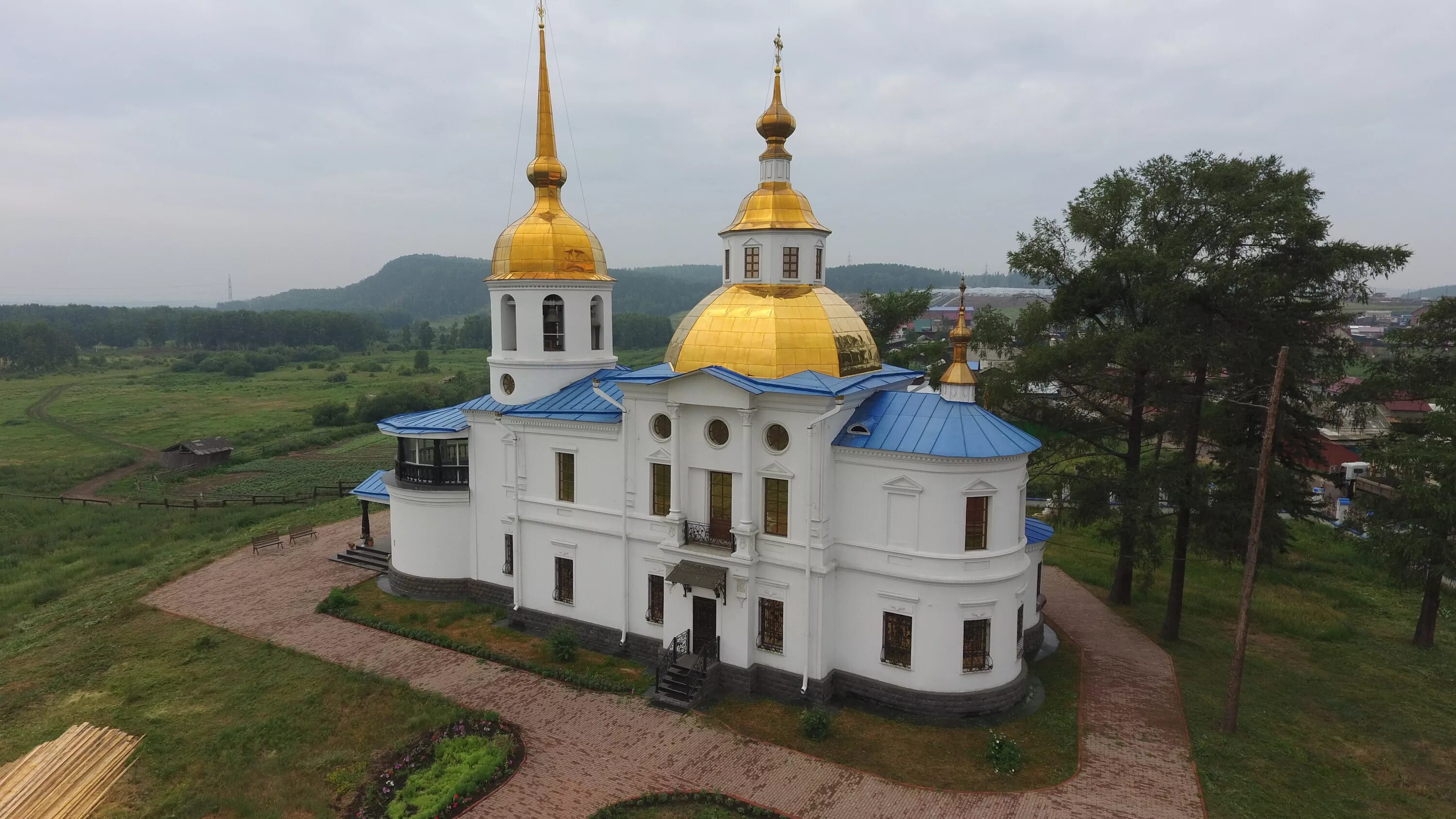 Церковь в хомутово иркутский район. Деревня усть куда. Деревня усть куда. Деревня усть-балей иркутская область. Храм усть куда иркутский.