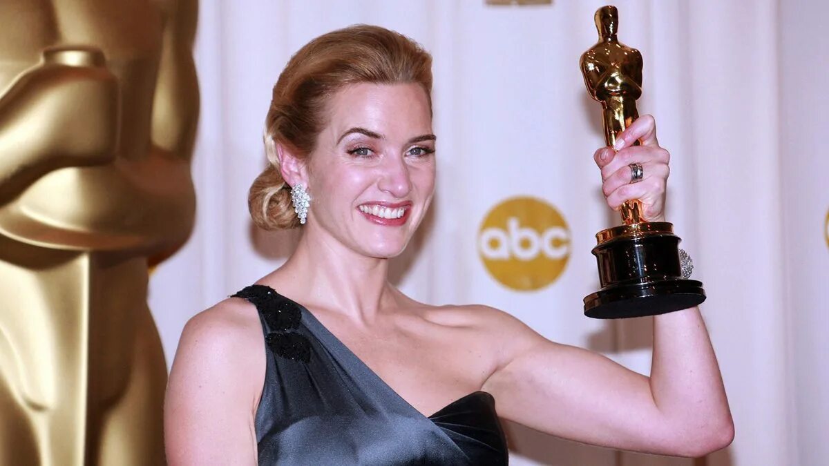 Оскар за женскую роль 2024. Кейт Уинслет Оскар. Kate Winslet Oscar. Кейт Уинслет на Оскаре 1998. Кейт Уинслет Оскар 2017.