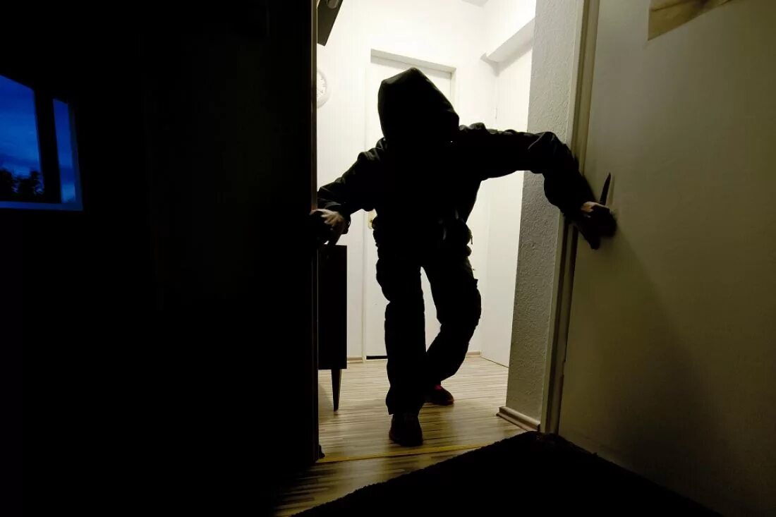 Парень в темноте в квартире. Парень пробрался в дом. Парень пробрался в дом. Кража через окно. Проник в дом через окно.