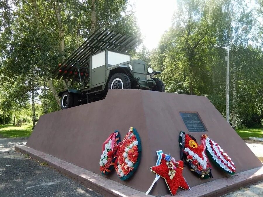 Киров закамск. Памятник Катюше в Перми. Вечный огонь Пермь Закамск. Катюша памятник Пермь Закамск. Катюша Закамск памятник.