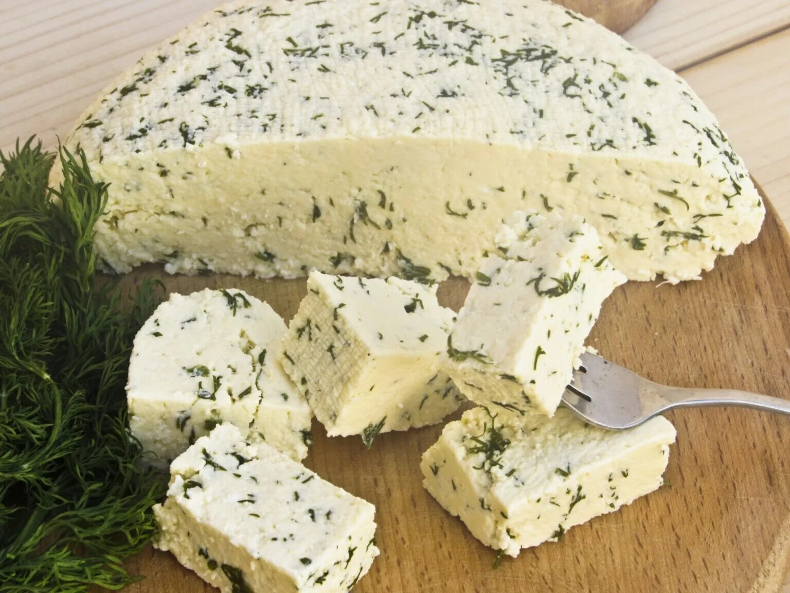 Домашний сыр с шампиньонами. Адыгейский сыр с укропом. домашний сыр с укропом. домашний мягкий сыр с укропом. адыгейский домашний сыр с укропом.