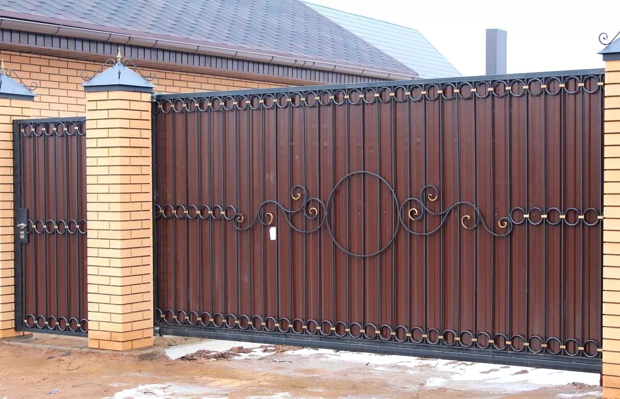 Ворота с калиткой с элементами ковки. Кованые откатные ворота. откатные ворота под профлист с 20. кованые откатные ворота кво05. кованые откатные ворота с калиткой.